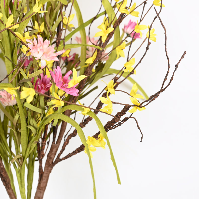 Arrangement floral de marguerite artificielle dans un vase, été