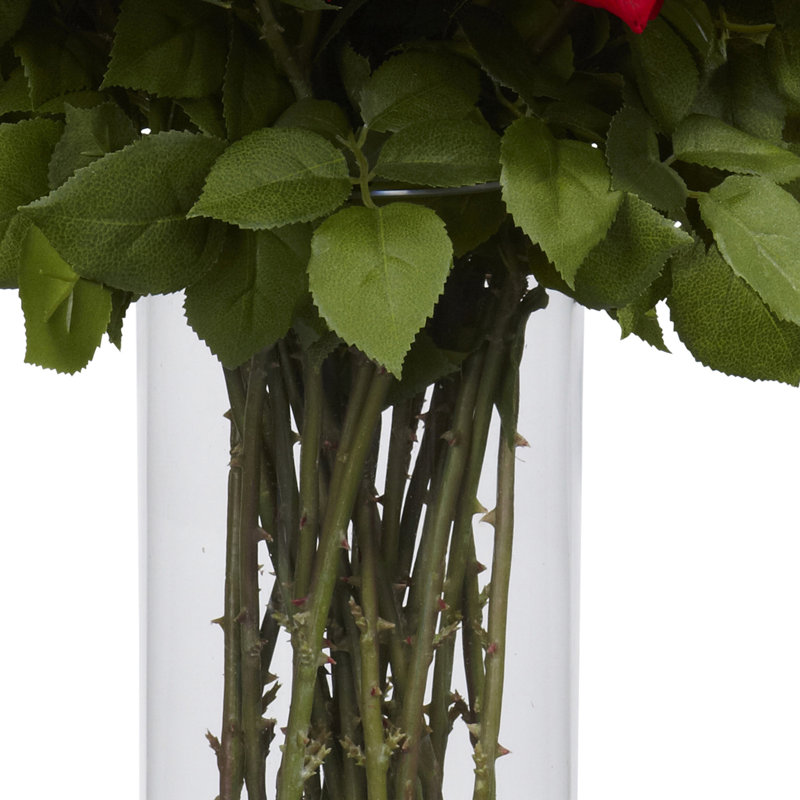 Arrangement floral de roses géantes dans un vase