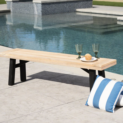 Banc en bois vieilli avec un design à lattes attrayant et une grande robustesse. Panneaux résistants et agréables au toucher.