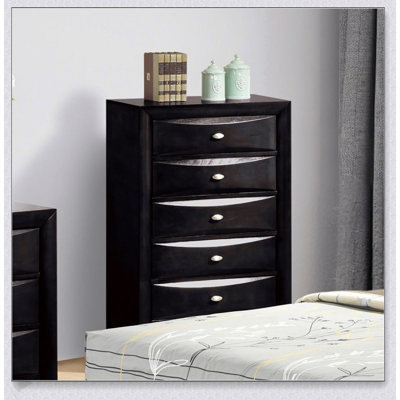 Commode 5 tiroirs à finition noire avec poignées ovales, espace de rangement durable et spacieux pour les chambres transitionnelles.