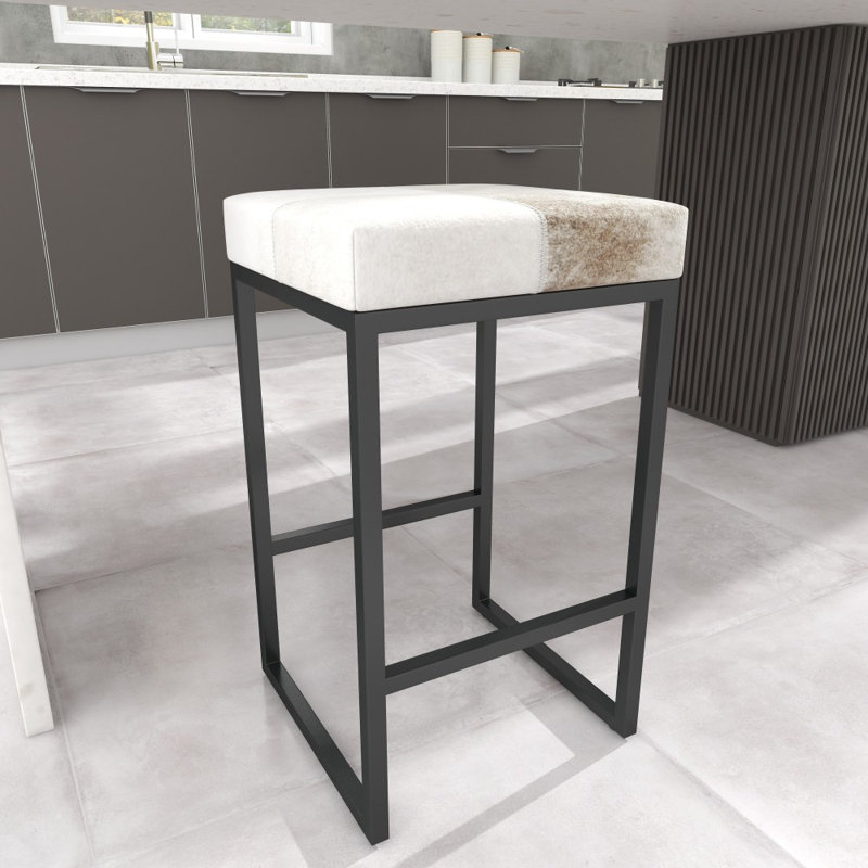 Tabouret de comptoir en cuir de vache beige Ursae avec base en métal noir