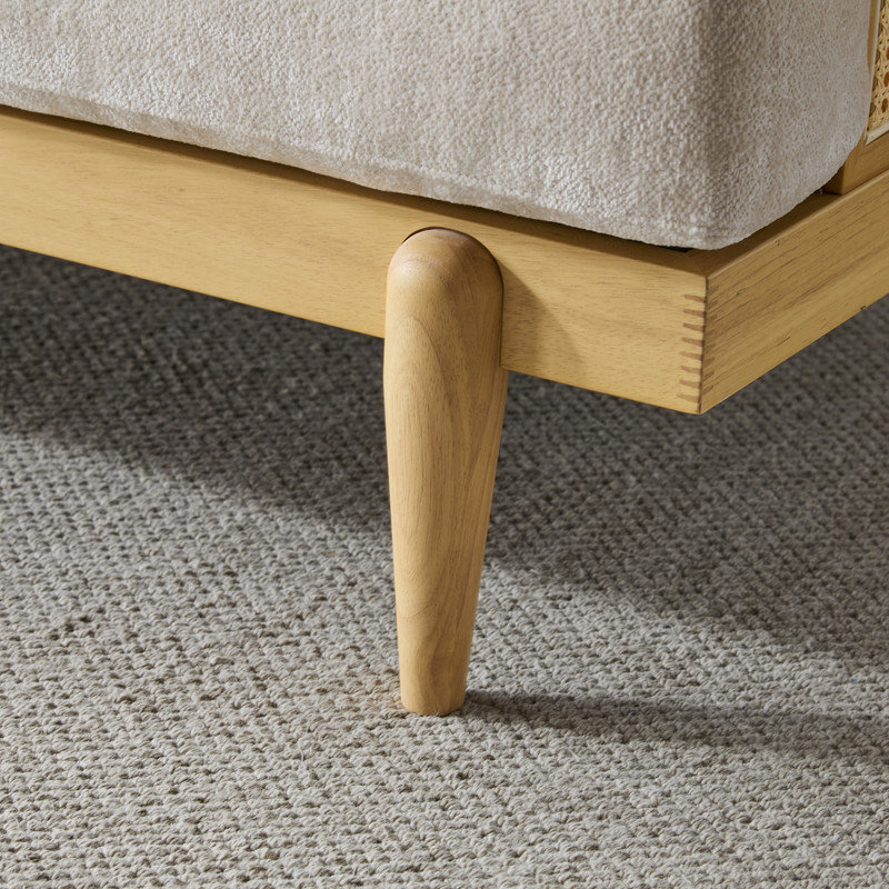 Canapé trois places avec accents en rotin et structure en bois