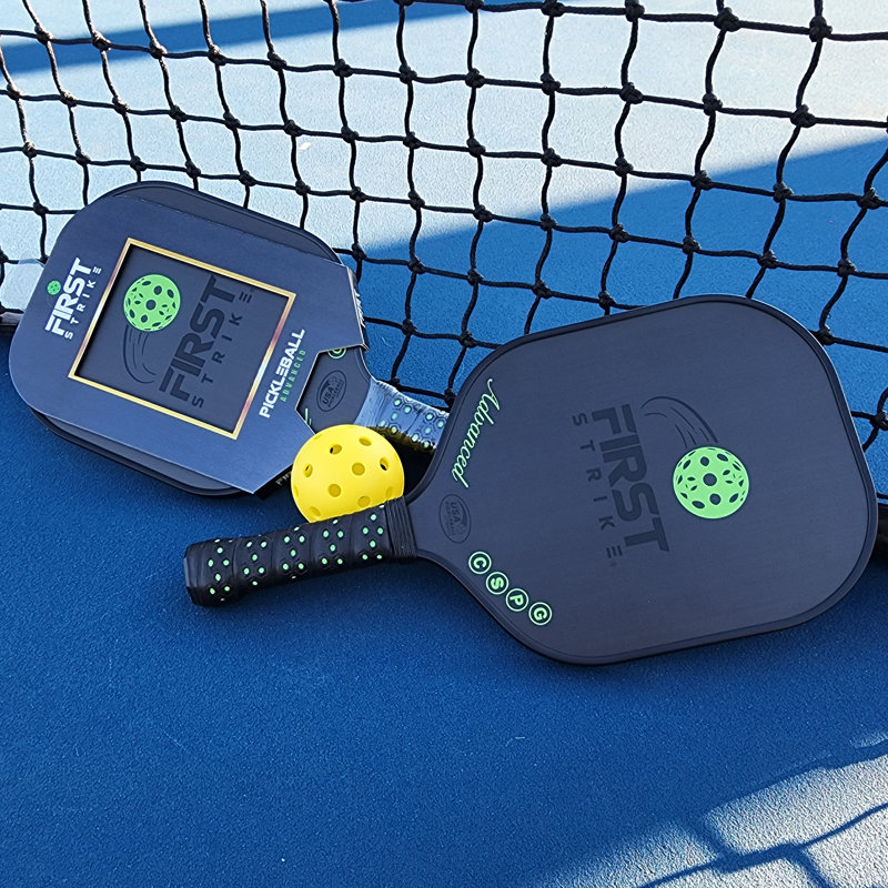 First Strike Pickleball: raquette de pickleball avancée - 16 x 8 x 0,5 po, noyau en polymère, surface en fibre de carbone, garde de bord avancée, prise de 4 po, équipement de sport