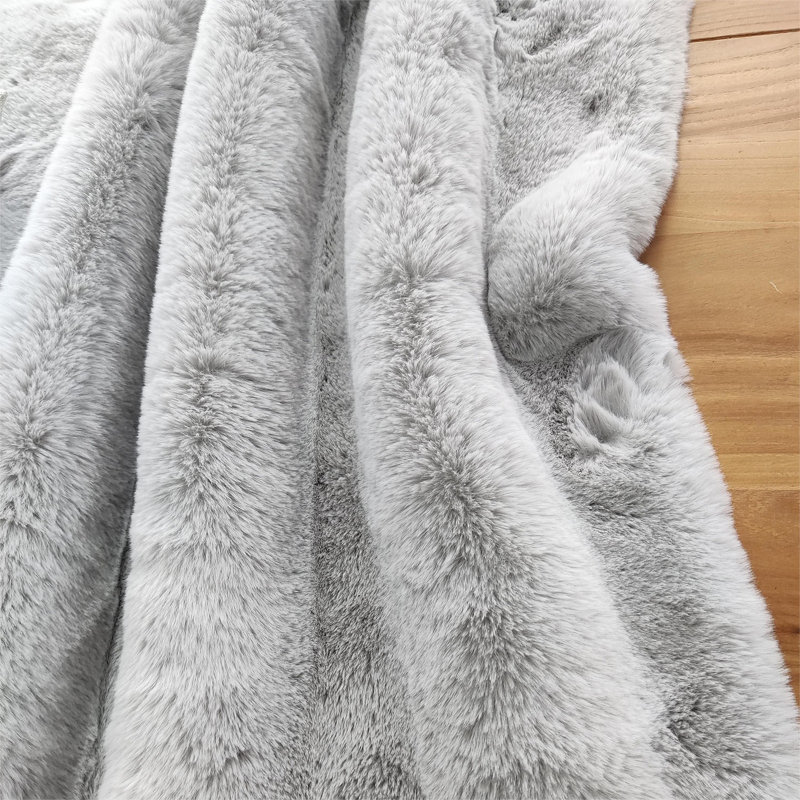 Tapis gris clair en fausse fourrure Portier, Nouveauté 2 pi x 4 pi