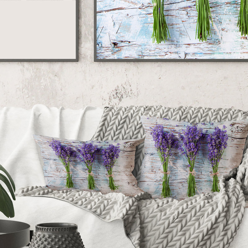 Carré, lavande fraîche sur bois - Coussin décoratif imprimé maison de campagne, 18" x 18"
