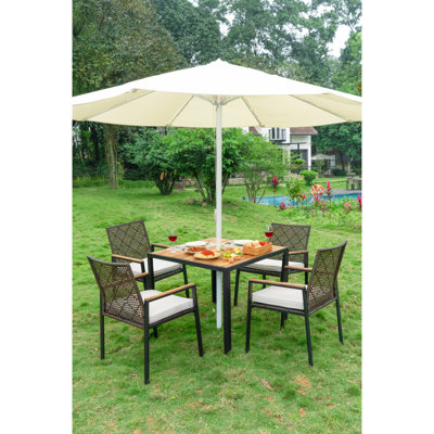 Ensemble repas de patio 5 pièces toutes saisons avec plateau en bois d'acacia et trou pour parasol
