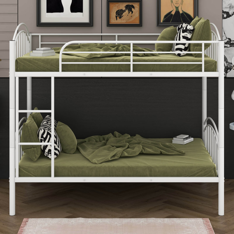 Lit superposé simple au-dessus d'un lit simple en métal avec conception détachable - divisé en deux lits séparés pour la chambre d'enfant ou la chambre d'amis
