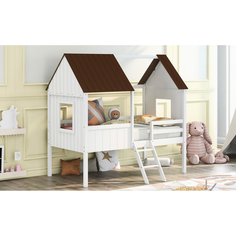 Lit mezzanine simple simple avec fenêtres - un espace amusant et confortable pour une nuit douillette