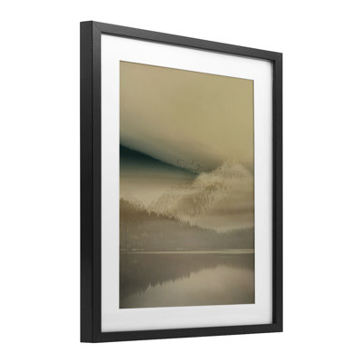 «Foggy Mountain Awakening», reproduction encadrée sous verre, design par Gemma Bardot