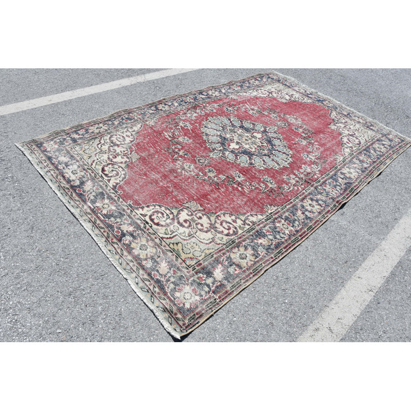 Tapis turc vintage fait à la main avec motif de médaillon floral rouge-crème distinctif pour la décoration intérieure rouge / beige