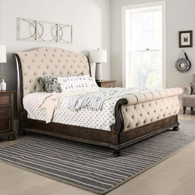 Lit très grand en lin beige, chambre à coucher transitionnelle en bois massif, bois naturel rustique, finesse