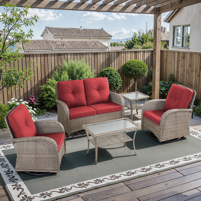 Cet ensemble de conversation d'extérieur fabriqué à la main 5 pièces confère à votre porche ou à votre patio un charme intemporel et une élégance naturelle. L'ensemble comprend une causeuse coulissante, 2 chaises pivotantes classiques, une table d'appoint et une table basse, en osier de polyéthylène tissé à la main