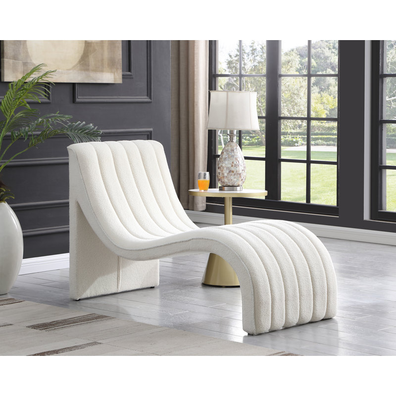 Chaise longue rembourrée Orian, Tissu en peluche crème