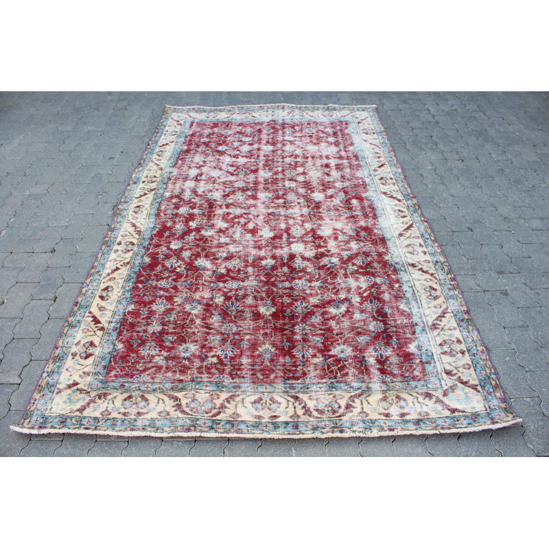 Tapis turc rétro dans des tons rouges riches avec des motifs complexes pour la décoration intérieure