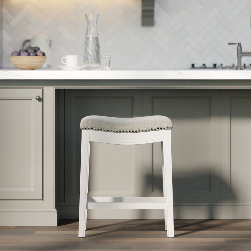 Dossier sans dossier avec hauteur de comptoir de 26 po, siège de selle, bois blanchi, revêtement gris, garniture cloutée, structure solide, protection du plancher, bois franc appliqué à la main de 26 po, l 18 po x P 12 po