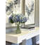 Hortensias disposés dans un vase en verre-1202395651
