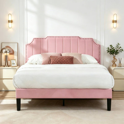 Lit plateforme pleine grandeur en velours rose avec tête de lit à garniture cloutée, cadre de lit tapissier sans sommier tapissier, lit rosé moderne pour la chambre à coucher