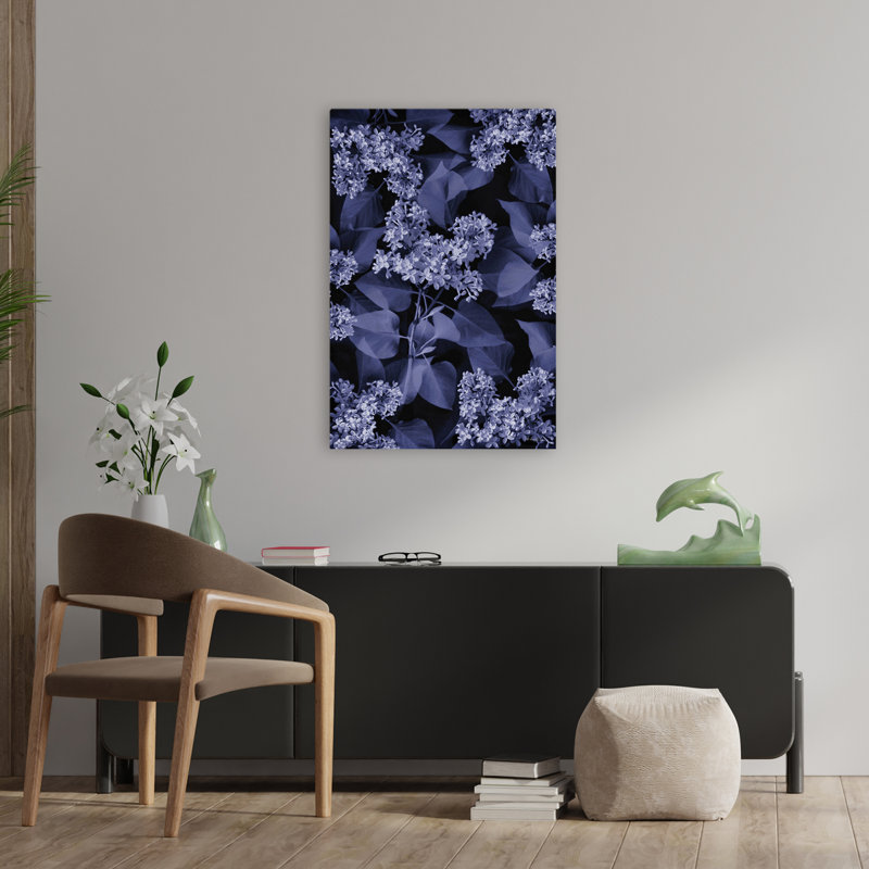 «Blooming In Indigo I» - art floral de lilas bleutés contemporain sur fond sombre, H 36 po x l 24 po