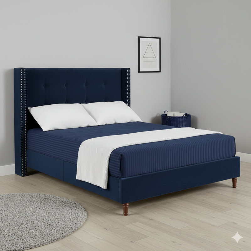 Grand lit tapissier avec une tête de lit haute de 54 pouces. Comprend un capitonnage traditionnel, une garniture cloutée et un design à oreilles. Aucun sommier tapissier n'est nécessaire et l'assemblage est simple. Revêtu de velours bleu.