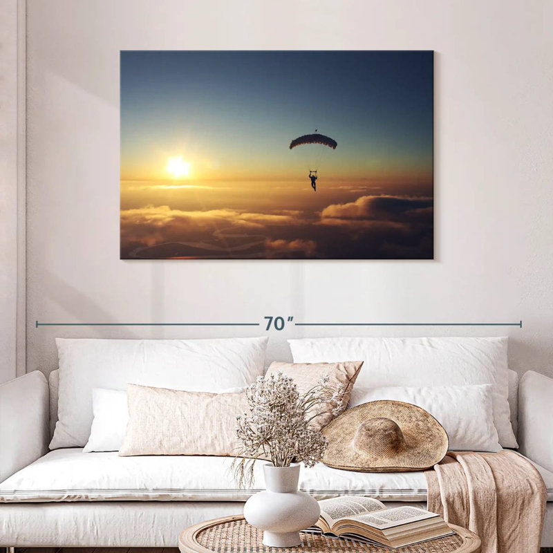 Parachutiste Sireci regardant un coucher de soleil, H 30 po x l 45 po
