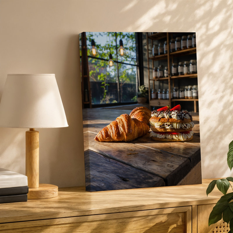 Toile, "Cosy Rustic Bakery Scène", avec deux croissants dorés et une décadente recouverte de crème fouettée, H 12 po x l 9 po