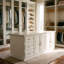 Îlot de 86 po blanc avec dessus en marbre, quatre portes et six tiroirs pour garde-robe