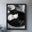 Reproduction d'art encadré noir avec chats rétro blottis ensemble dans une ambiance chaleureuse-70453779