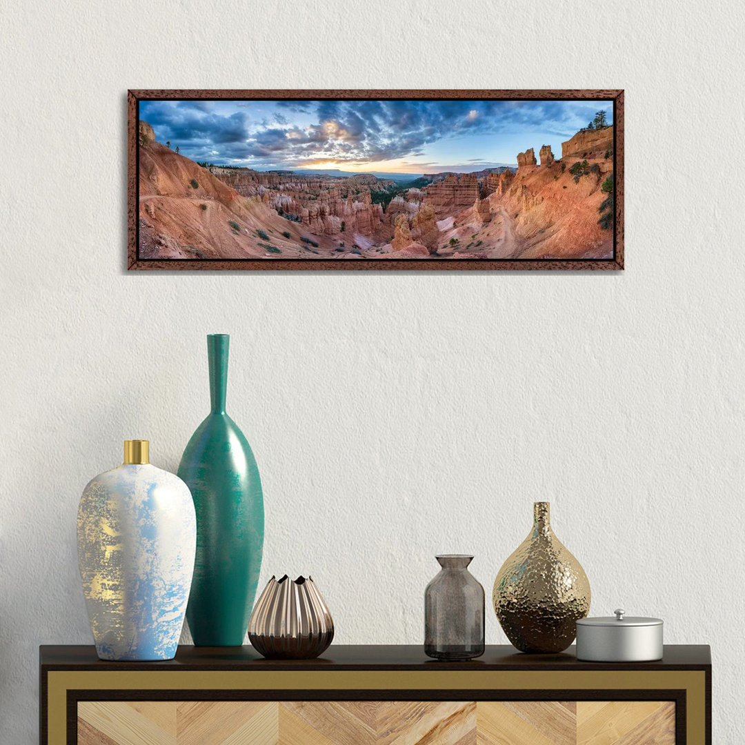 Sonnenaufgangspanorama im Bryce Canyon National Park, Utah, USA von Jan Becke - Panoramaleinwand auf Leinwand Giclée auf...