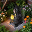Chimpanzé et statues naines