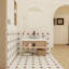 Meuble-lavabo flottant avec vasque en marbre veiné, fixation murale avec tablette ouverte, design moderne et peu encombrant-341079767-341079768