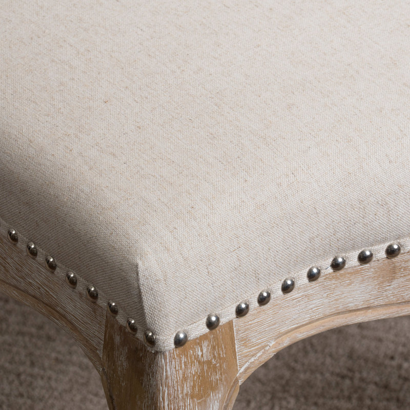 Ensemble de 2 chaises de salle à manger en tissu beige, bordure cloutée, structure en bois vieilli, assise élégante, piètement