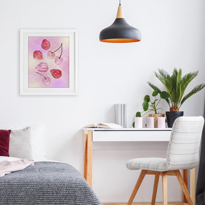 «Pink Fruits and Kisses», reproduction sous verre encadrée, design par Ziwei Li, H 16 po x l 13 po, Cadre blanc côtier
