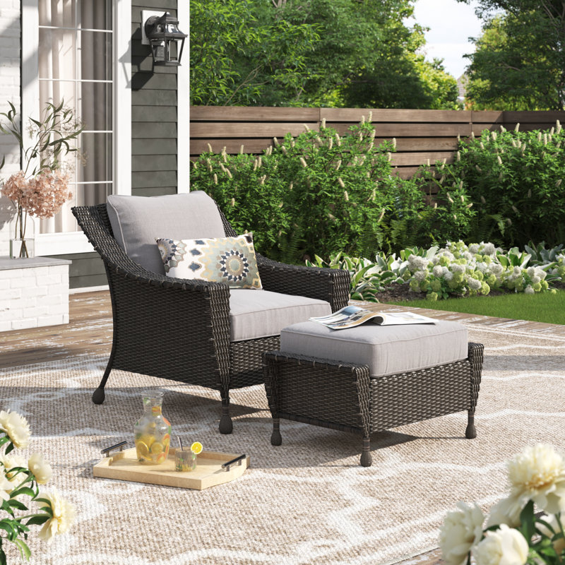 Chaise de patio avec coussins et repose-pieds