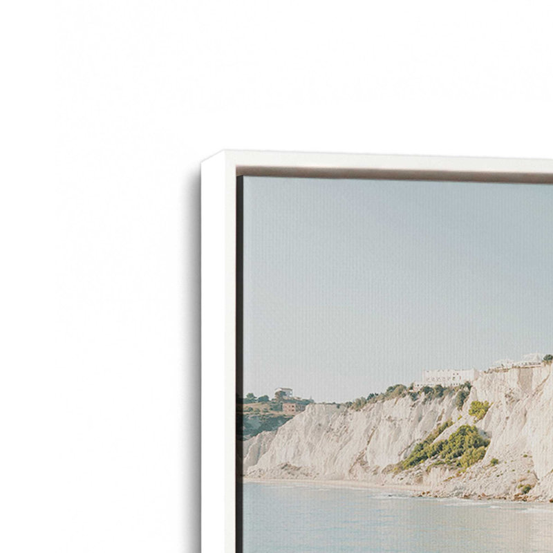 Cliffside Dreams, reproduction sur toile, H 32,75 po x l 48,75 po x P 1,75 po, Cadre flottant blanc opaque