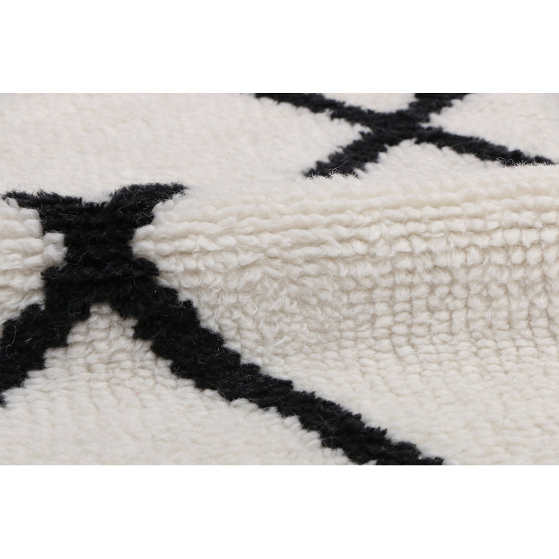 Area Rug in Black/Beige, Rectangle 8' x 10'