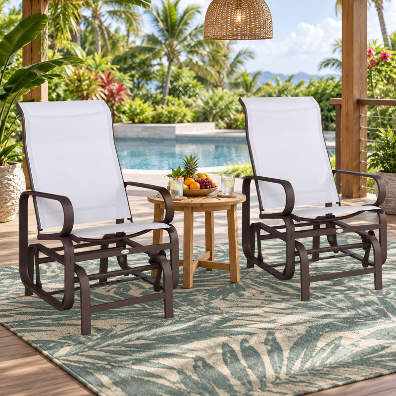 Ensemble de 2 fauteuils à bascule d'extérieur de style transitionnel, avec accoudoirs incurvés et dossier haut, pour jardin et terrasse.