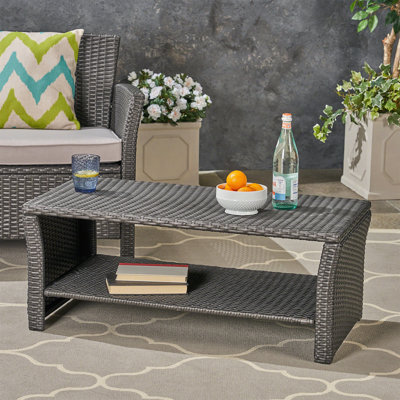 Table d'extérieur en rotin résistant aux intempéries avec plateau spacieux et tablette ouverte pour le jardin, le patio et le balcon.