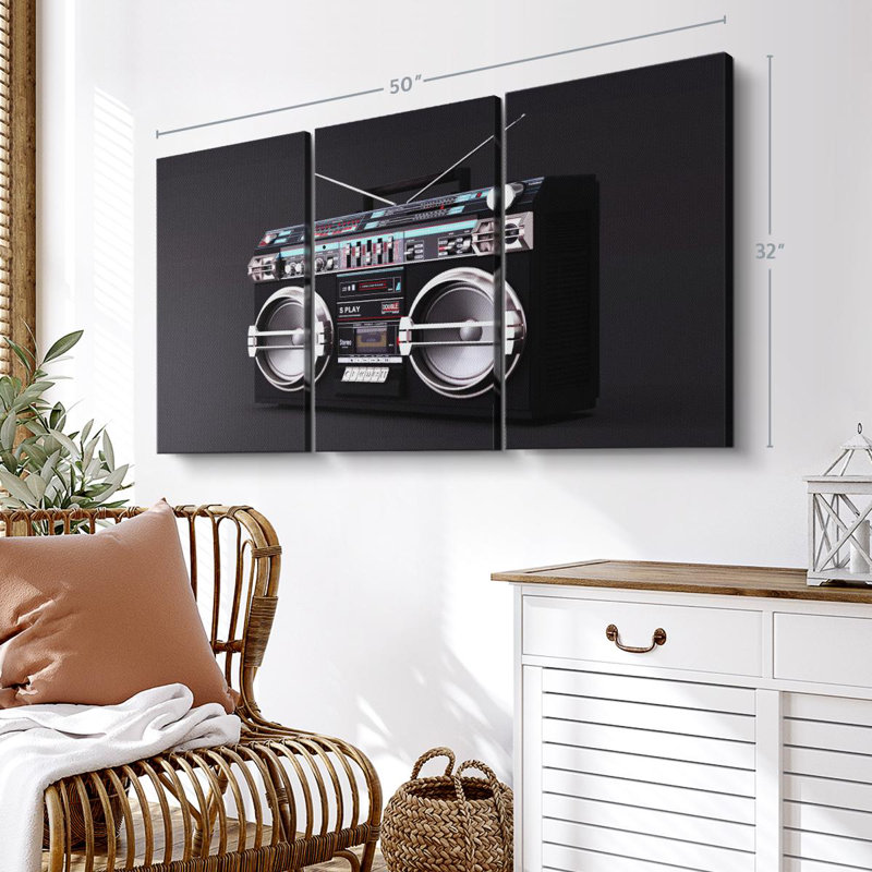 «Black Boombox» sur toile, H 32 po x l 50 po x P 1,25 po