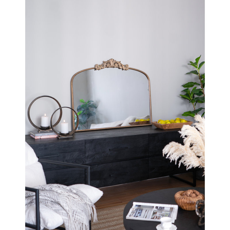 Miroir de 40 po x 31 po à arche dorée avec ornements élégants