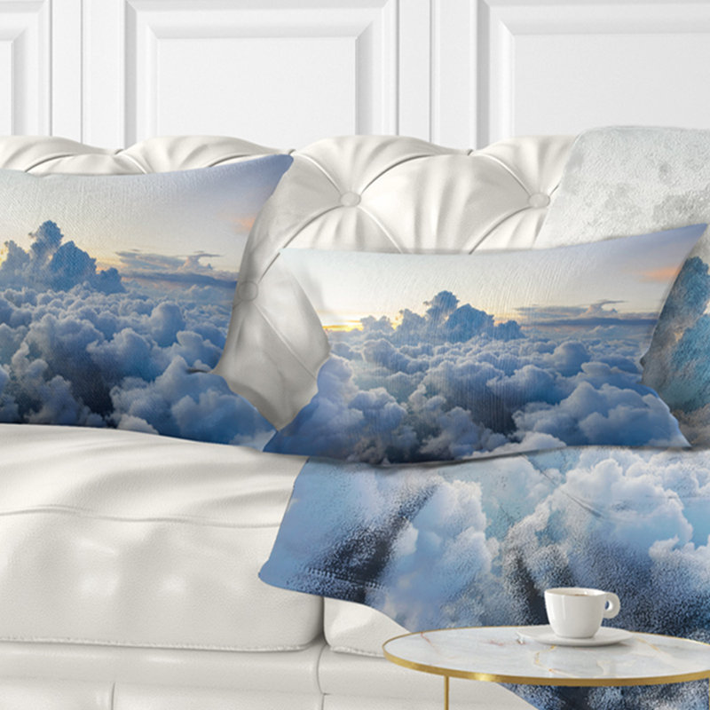 Coussin décoratif bleu clair avec nuages lourds dans le ciel