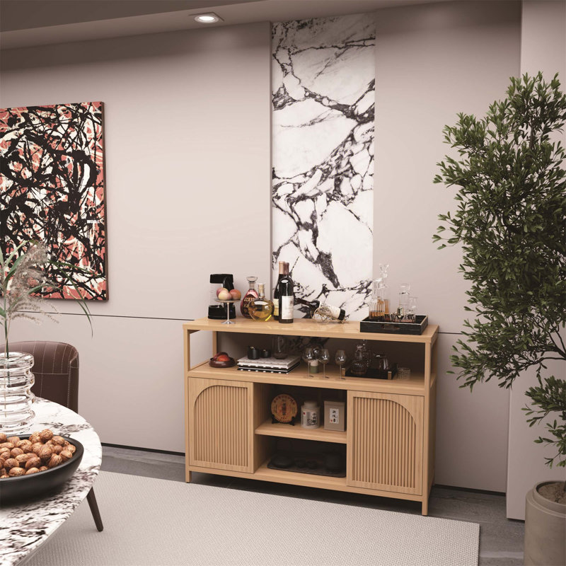 Buffet élégant en bambou avec beaucoup de rangement, parfait pour l'organisation de la salle de bain et l'esthétique naturelle