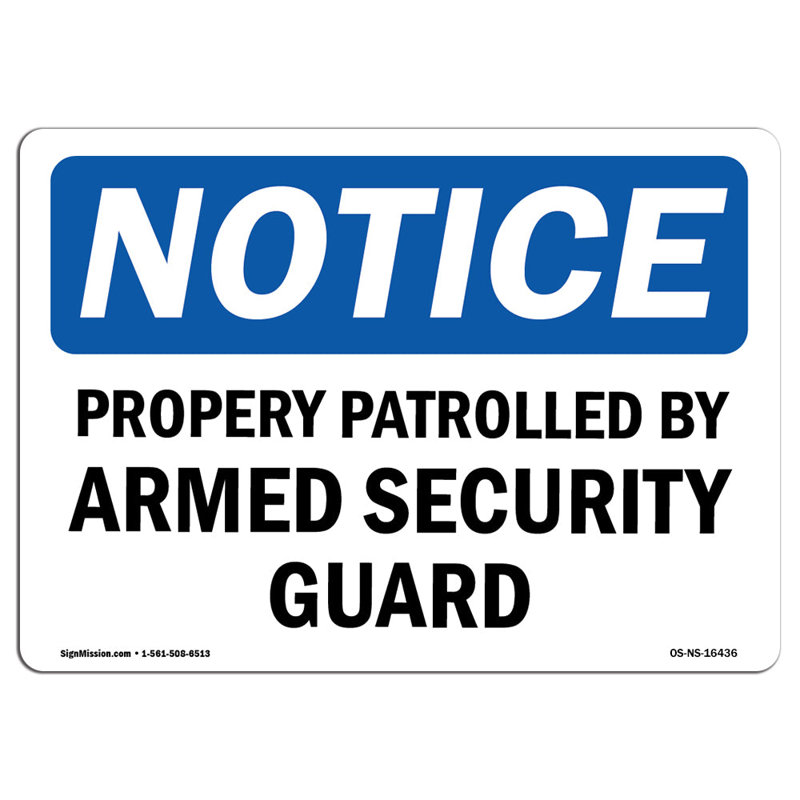 Panneau de propriété patrouillé par un garde de sécurité armé