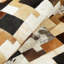 Tapis multicolore à motif géométrique en peau de vache-554550418