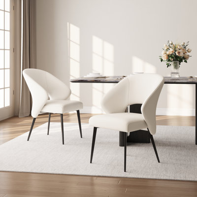 Ensemble de 8 chaises de salle à manger modernes rembourrées, en similicuir blanc, avec dossier ajouré et pieds en métal noir, et accoudoirs incurvés, idéales pour la cuisine et la salle à manger.