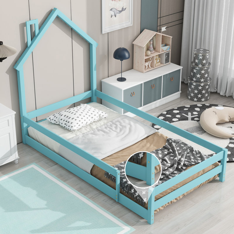 Lit simple en bois avec tête de lit en forme de maison et clôtures, Bleu clair