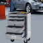Coffre à outils roulant en métal avec 4 tiroirs, glissières à roulement à billes, rangement verrouillable et roulettes pivotantes pour la mobilité en atelier.