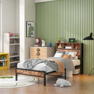 Structure de lit simple avec station de charge et capacité de rangement solide, tête de lit rétro en bois avec plateforme en métal