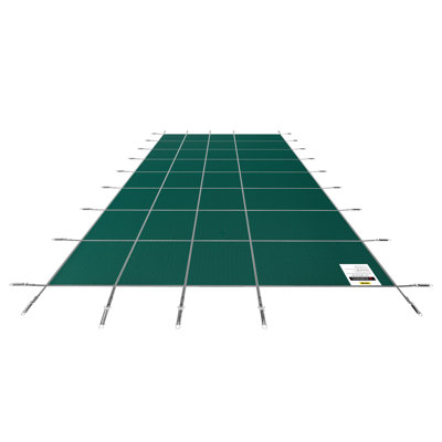 La couverture de sécurité pour piscine s'adapte à la couverture rectangulaire de piscine creusée de 16 x 32 pieds en filet vert avec des marches d'extrémité centrales de 4 x 8 pieds.