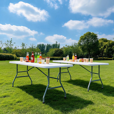Ensemble de 2 tables de pique-nique pliables de 6 pi, tables de patio pliables en plastique PEHD avec poignée de transport, plateau épais robuste et pieds en acier, intérieur / extérieur - Couleur: bureau blanc, revêtement par pulvérisation gris
