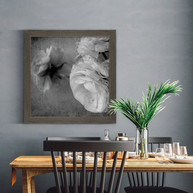 Renoncule foncé II - cadre photo, H 36 po x l 36 po x P 1 po, Papier avec cadre gris, Pas de tapis